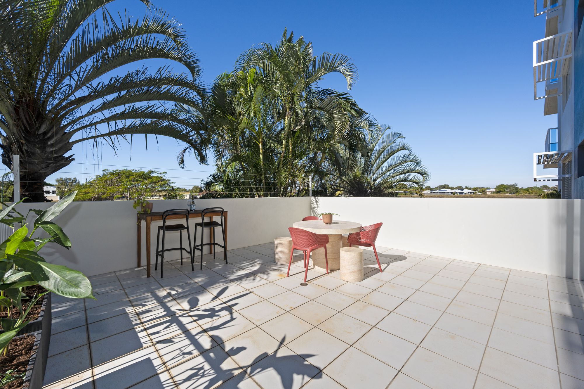 Koola Palms 101 alfresco patio with outdoor dining under palm trees